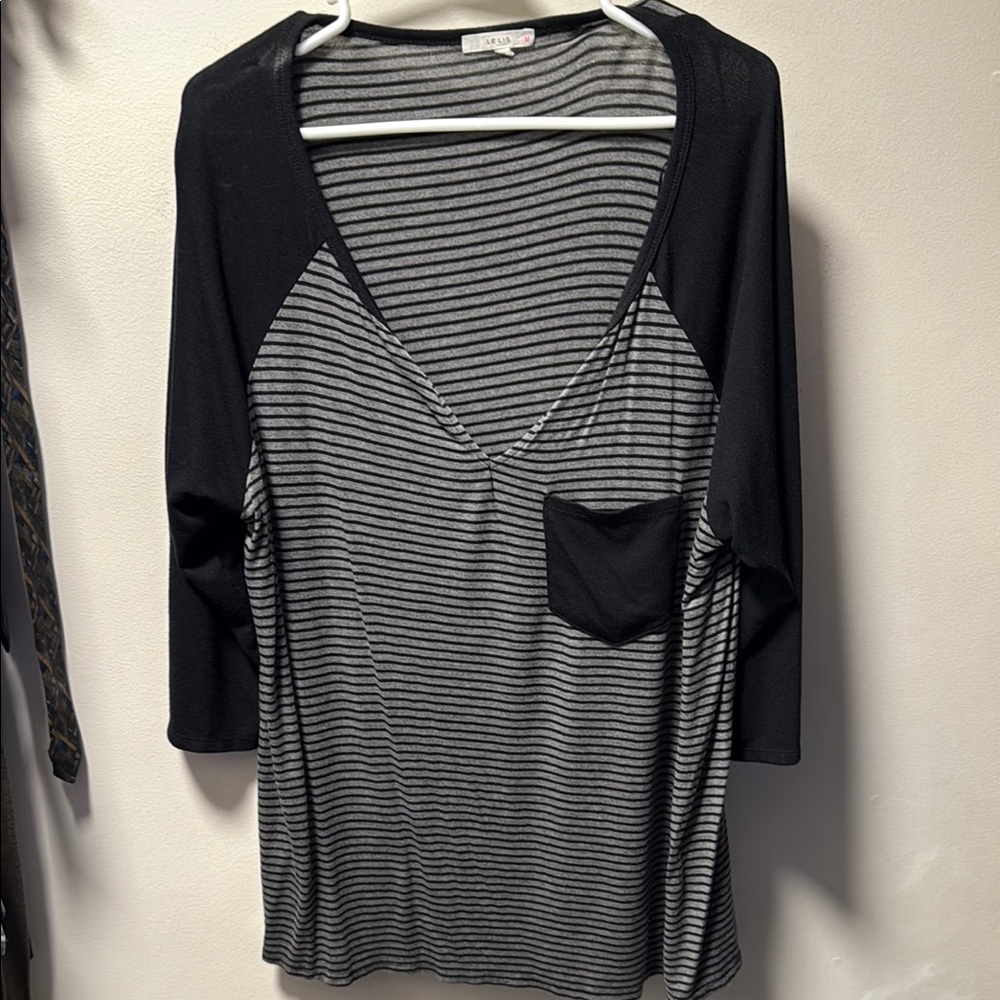 Le Lis Black and White V-Neck 3/4 Sleeve Tunic